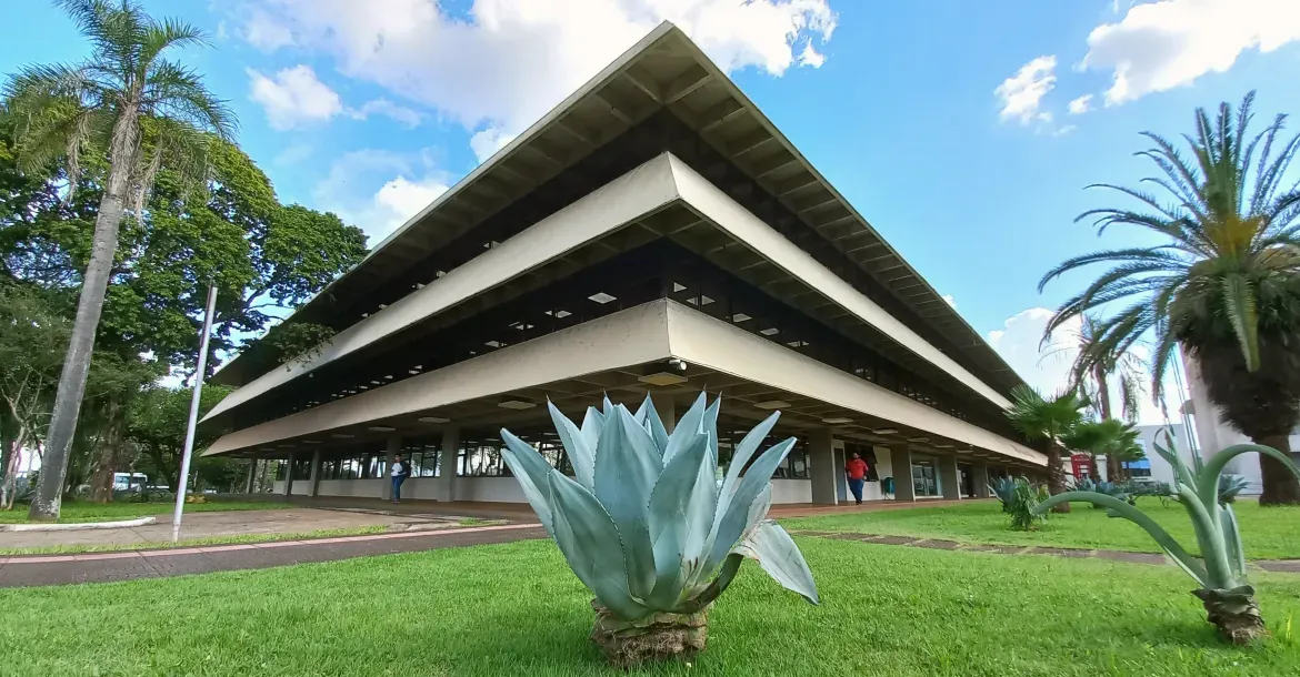 Londrina divulga funcionamento dos serviços municipais durante o ponto facultativo e o feriado de Finados.